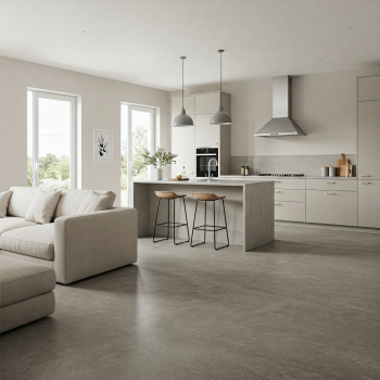 Posadzka z mikrocemenu w domu z salonem